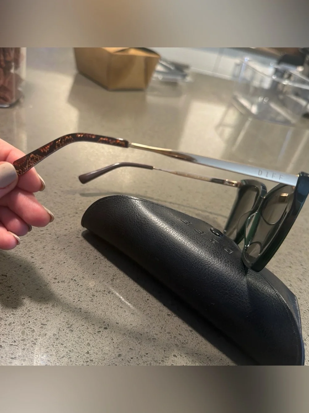 Diff Eyewear Women's Dark Green Square Sunglasses with Case